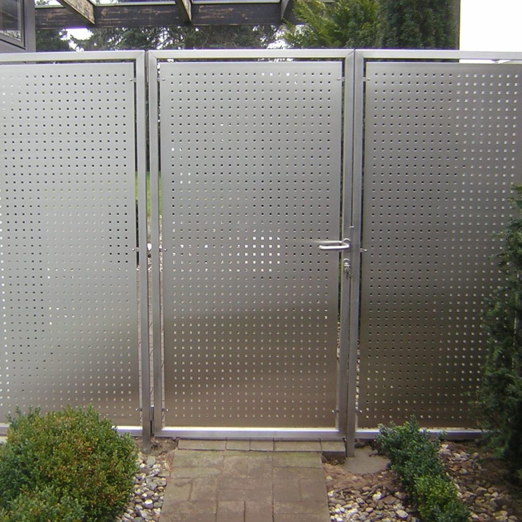 Zaunanlage 2000 mm hoch, mittig ein Törchen, Füllung aus Lochblech (quadratische Löcher 10/10 mm), komplett aus Edelstahl 1.4301